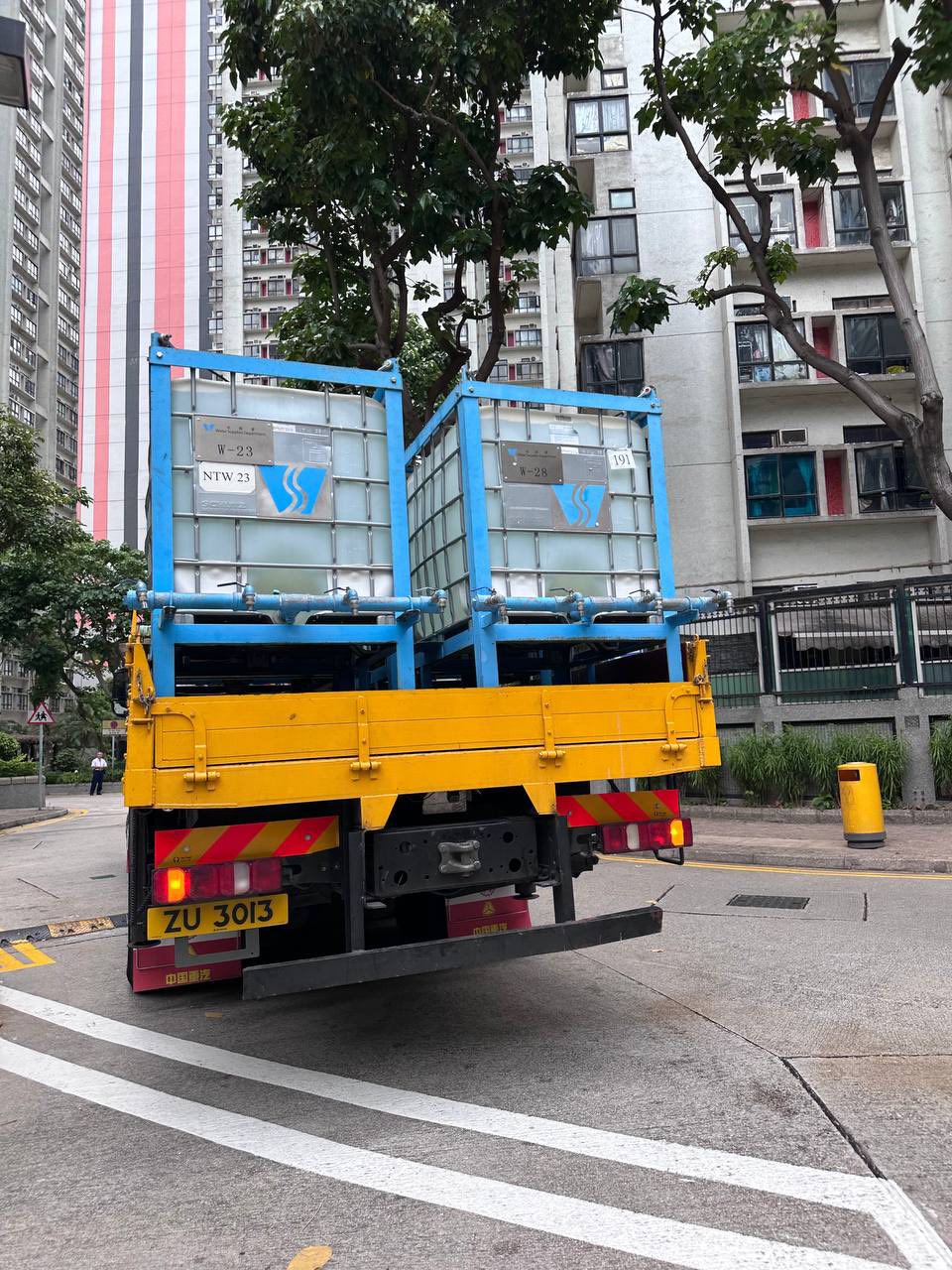 有網民拍攝到有水車抵達受影響屋苑。FB:真.屯門友 有網民拍攝到有水車抵達受影響屋苑。FB:真.屯門友