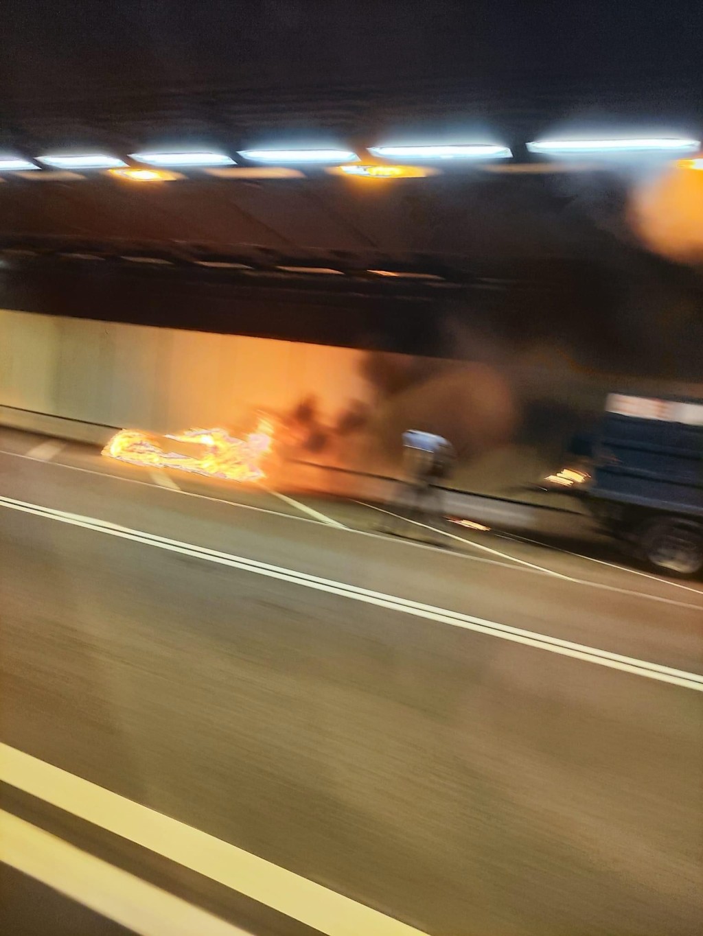 一辆车行驶期间突然起火。网上图片