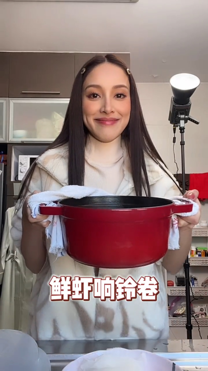 但比起陳凱琳的廚藝，網民更關注好的妝容。