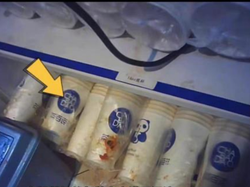 厨房的卫生环境亦不理想，杯的包装上充斥污渍。