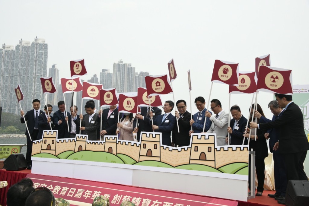 嘉賓在長城裝置上插上多支國安範疇的旗幟。