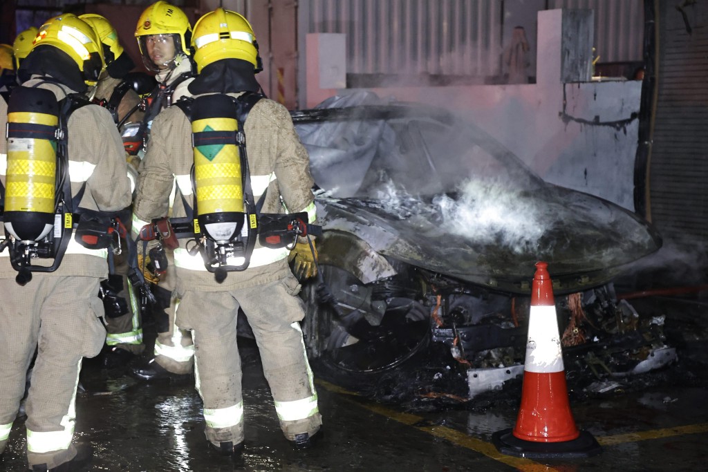 消防員開喉灌救。