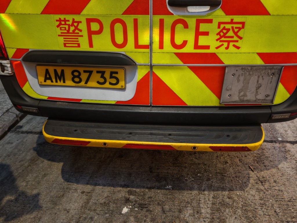 警車車尾輕微損毀。