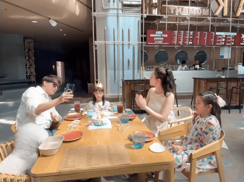 婚后的陈晓东经常陪伴太太和两名女儿，绝对是好爸爸。