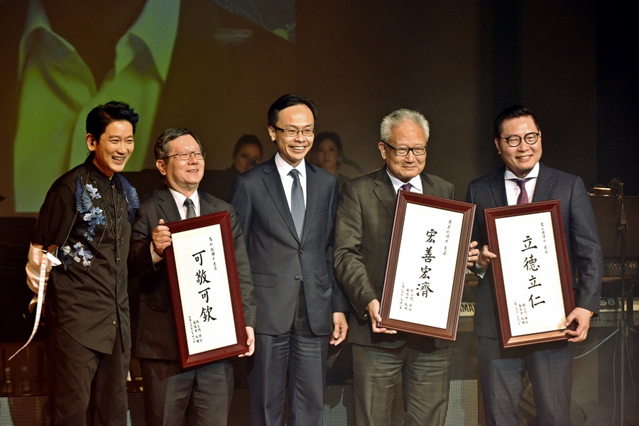 政制及內地事務局局長聶德權坐足全場,又上台頒發紀念品予主要捐款人。