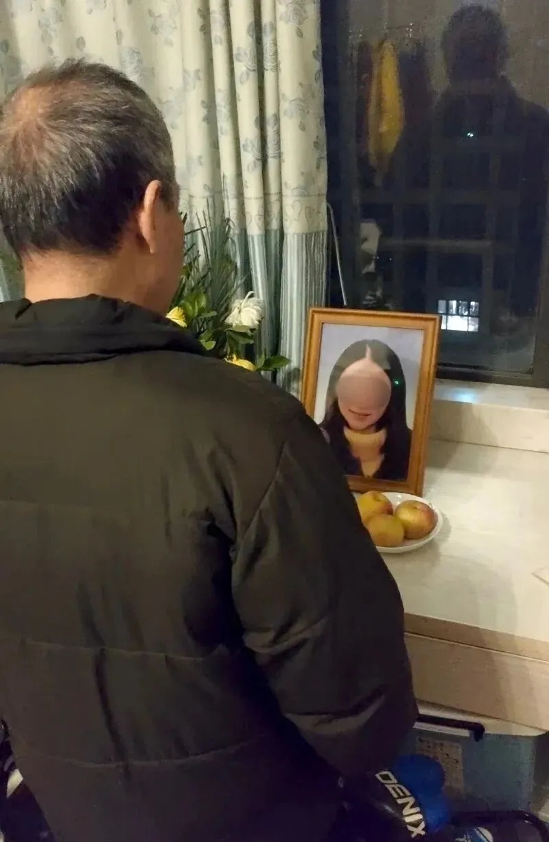 干先生悼念亡女。 干先生悼念亡女。