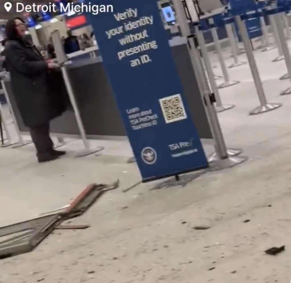 司機開車直撞入底特律機場櫃台，滿地碎片。 X@rawsalerts