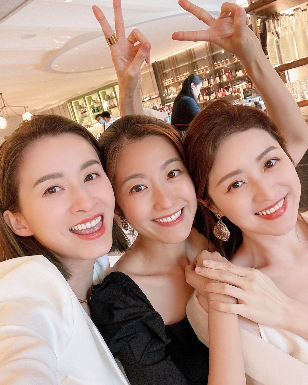 陳自瑤早前生日獲兩位姊妹俾驚喜。