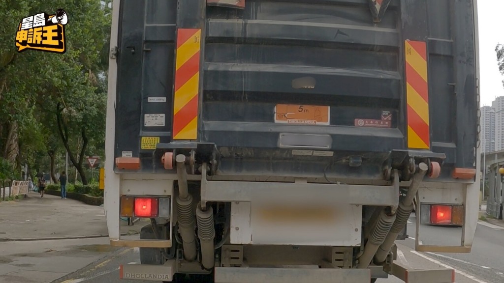 在快速公路經常會遇到重型車輛,容易被對方遮擋視線。如果一直跟貼這些長車,危險程度較高。 在快速公路經常會遇到重型車輛,容易被對方遮擋視線。如果一直跟貼這些長車,危險程度較高。