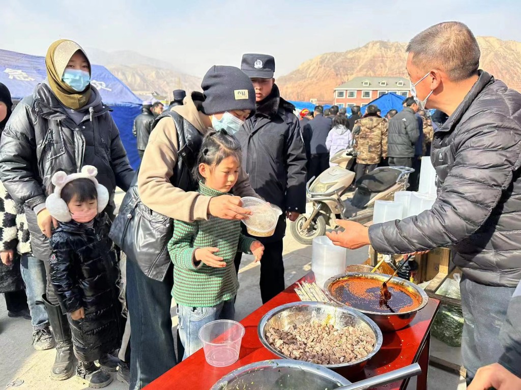 政府向甘肅地震災民提供食物。新華社