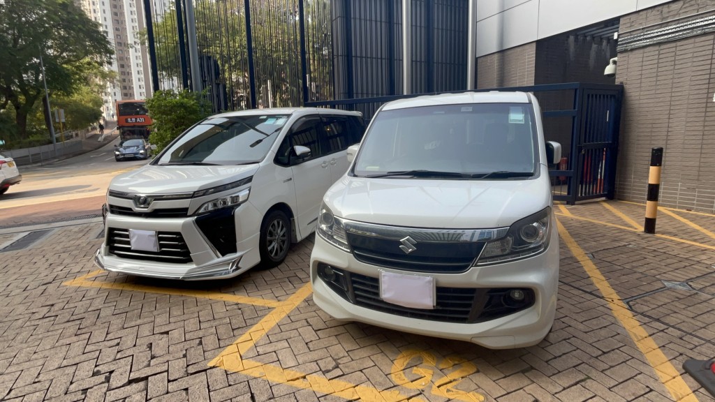 涉案的兩輛私家車已被扣留作進一步檢驗。楊偉亨攝 涉案的兩輛私家車已被扣留作進一步檢驗。楊偉亨攝