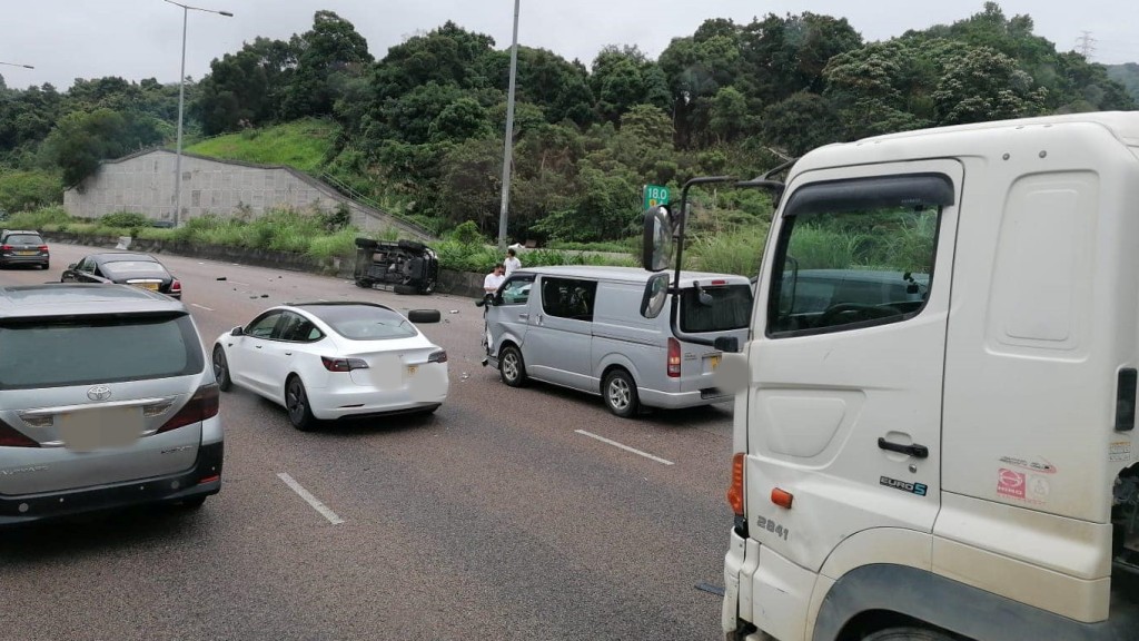 私家車被撞至翻側。網上圖片