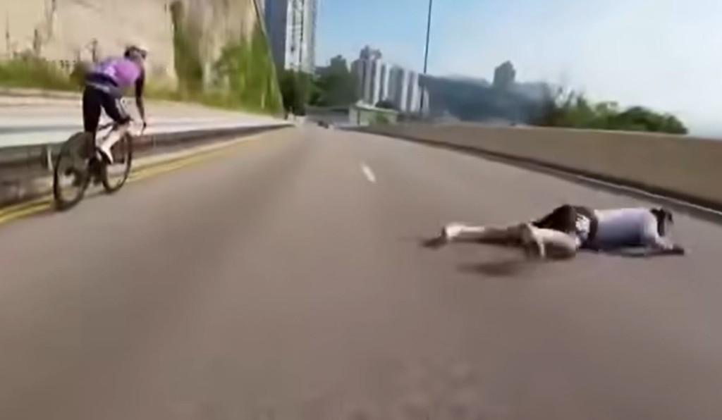 單車友倒地受傷。fb車cam L（香港群組）截圖