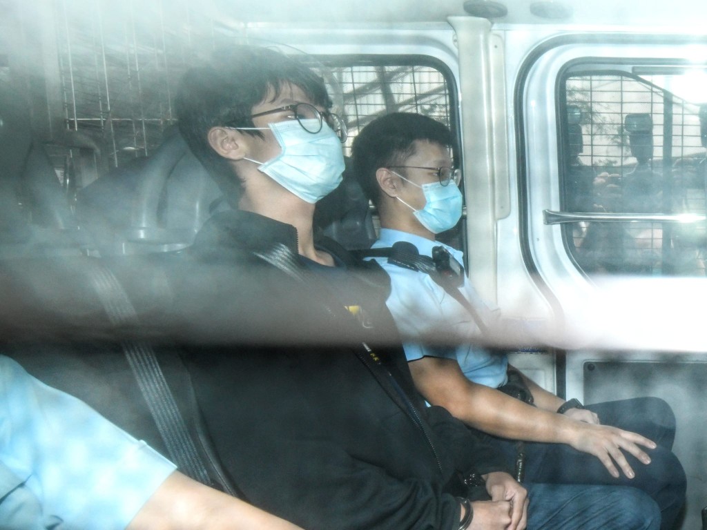 鍾翰林（左）今早由警車押送到香港西九龍裁判法院提堂