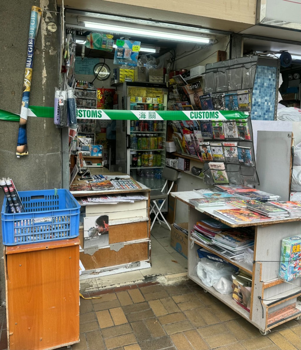 海關在2間報攤及1間士多拘捕3人，其中2人為店東。