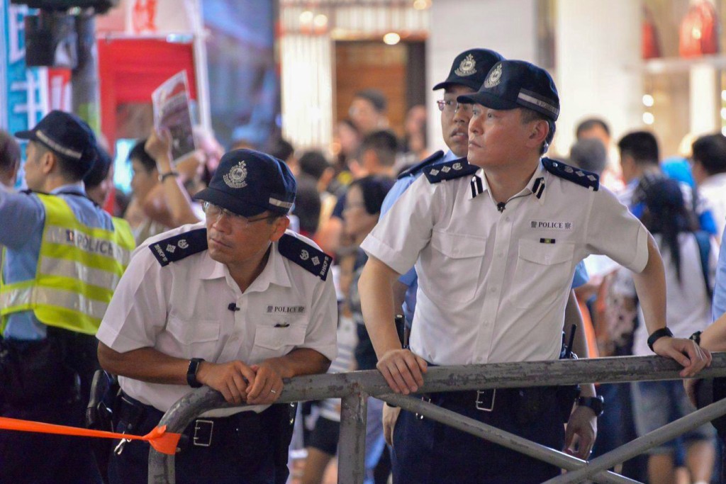 警務處副處長 (國家安全)簡啟恩(右)曾擔任灣仔警區指揮官及港島總區副指揮官。 警務處副處長 (國家安全)簡啟恩(右)曾擔任灣仔警區指揮官及港島總區副指揮官。