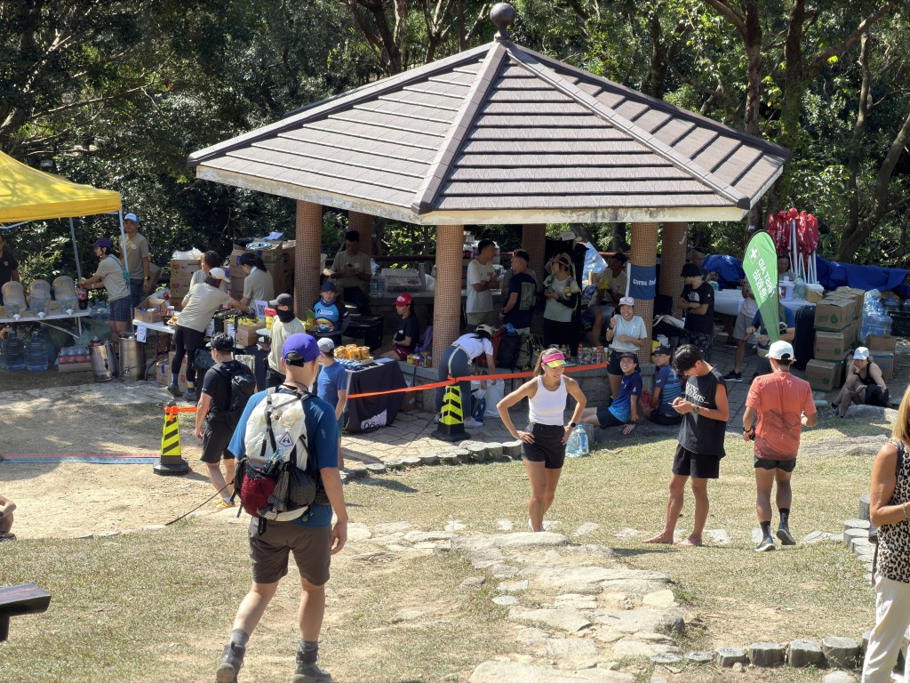 「飛越大嶼」大型越野跑比賽今日舉行,大會在大東山山腳設有Check Point。 「飛越大嶼」大型越野跑比賽今日舉行,大會在大東山山腳設有Check Point。