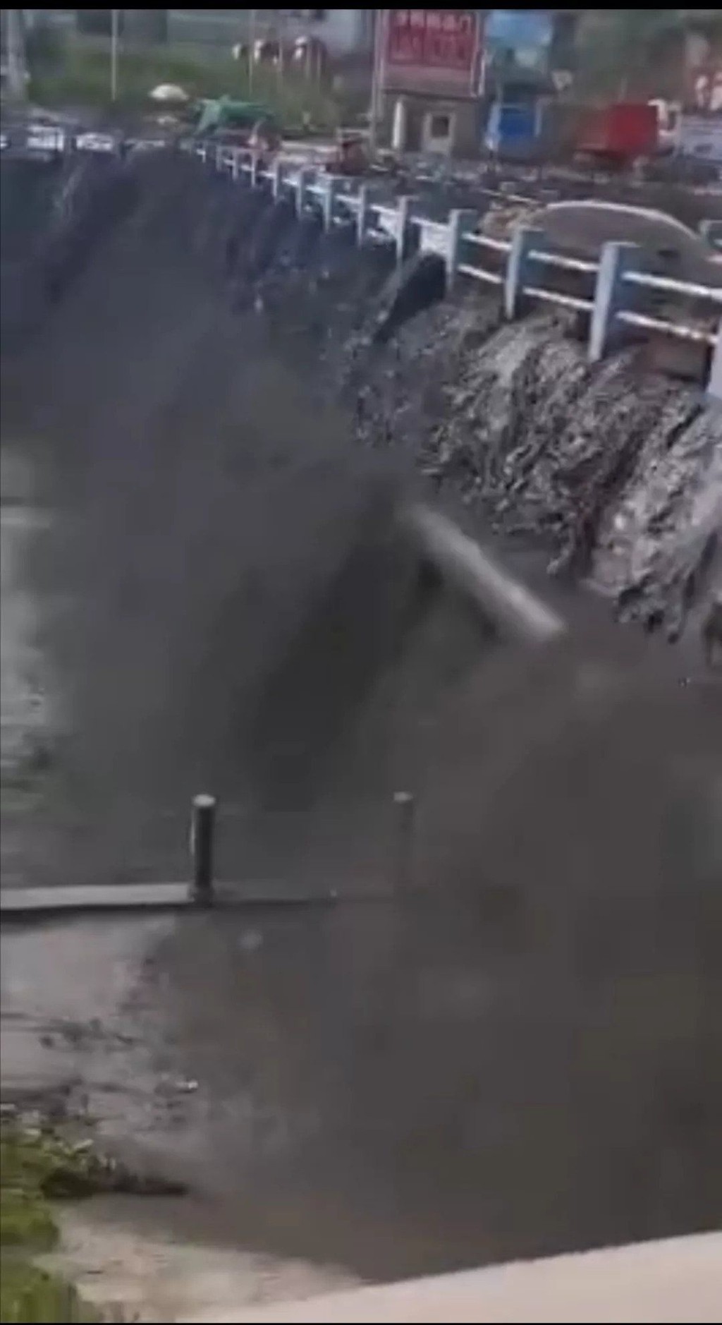 子長縣發生潰壩，導致大量「黑水」流下至縣城街道、河道。網圖