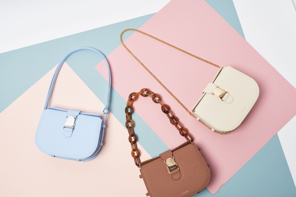 以Vegan Terra純素皮革製造的Cadence Crossbody,