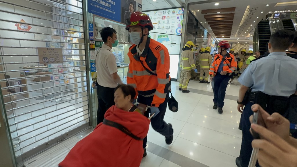 傷者獲送院治理。 傷者獲送院治理。