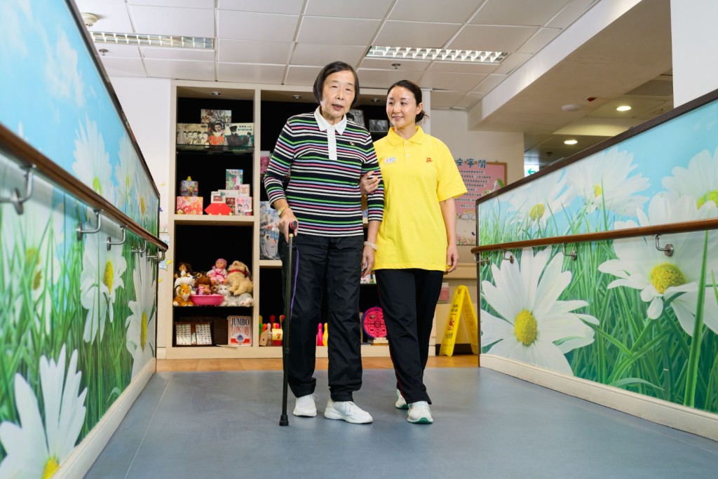 不少長者患上慢性疾病後,容易將焦點放在退化和失去的能力上。世界衞生組織(WHO)提出的「健康老齡化」(Healthy Ageing),重點並非沒有疾病,而是集中發展並維持長者所需的「功能能力」(functional ability),讓他們即使患病,仍能滿足基本生活所需、保持活動、社交,甚至貢獻社會。 不少長者患上慢性疾病後,容易將焦點放在退化和失去的能力上。世界衞生組織(WHO)提出的「健康老齡化」(Healthy Ageing),重點並非沒有疾病,而是集中發展並維持長者所需的「功能能力」(functional ability),讓他們即使患病,仍能滿足基本生活所需、保持活動、社交,甚至貢獻社會。