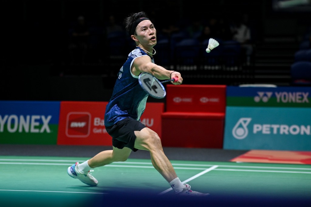 李卓耀2:1挫伍家朗，相隔五年再赢“港队内战”。新华社