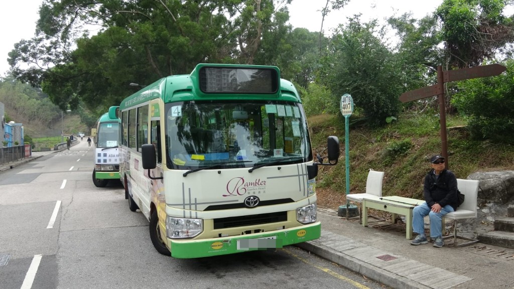有409專線司機到寮肚路站頭取回小巴時，發現遭警方票控違例停泊，令司機不滿，引發集體罷駛。 林思明攝