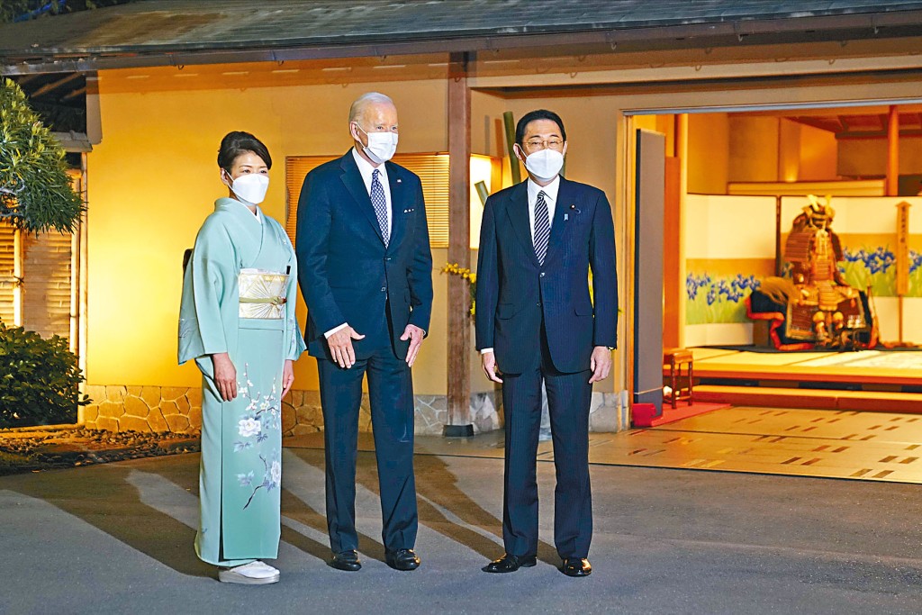 日本首相岸田文雄與妻子，周一在東京的懷石料理名店「壺中庵」，宴請拜登。
