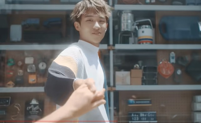 原本是男導演的男,但實在太礙眼,最後換上女工作人員的手。