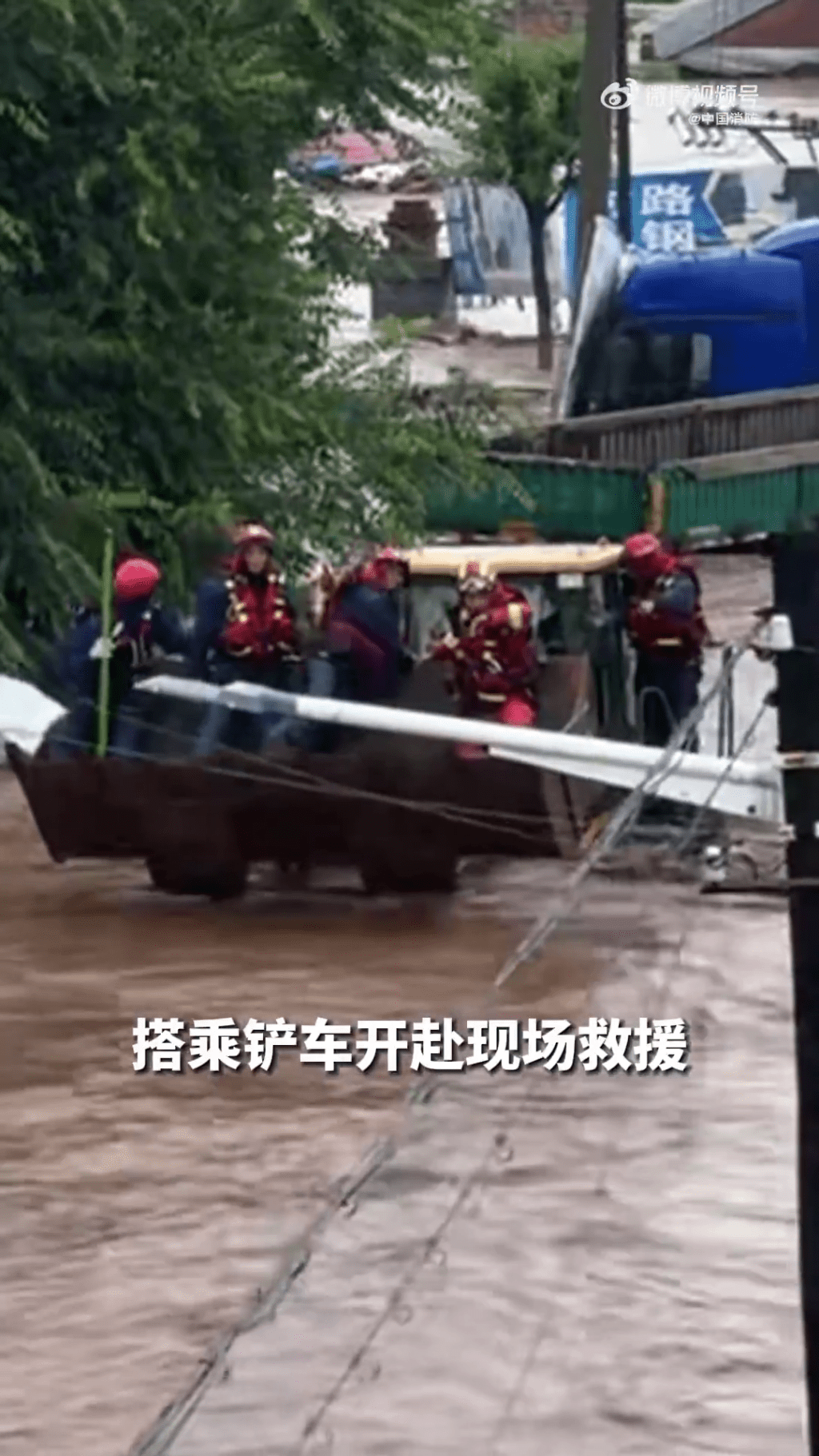 北京密雲區一養老院被水淹,消防緊急救援48人。 中國消防 北京密雲區一養老院被水淹,消防緊急救援48人。 中國消防