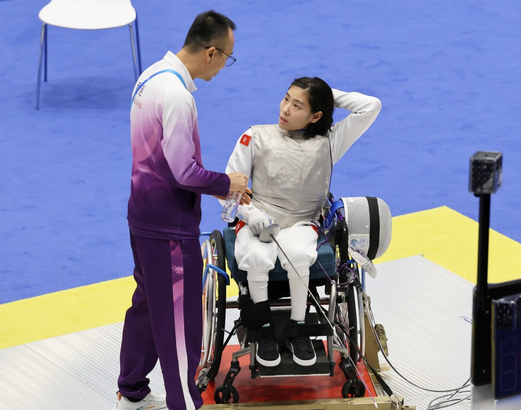 世界排名第二的湯雅婷(右)在比賽小休時聽從教練指導。徐嘉華攝 世界排名第二的湯雅婷(右)在比賽小休時聽從教練指導。徐嘉華攝