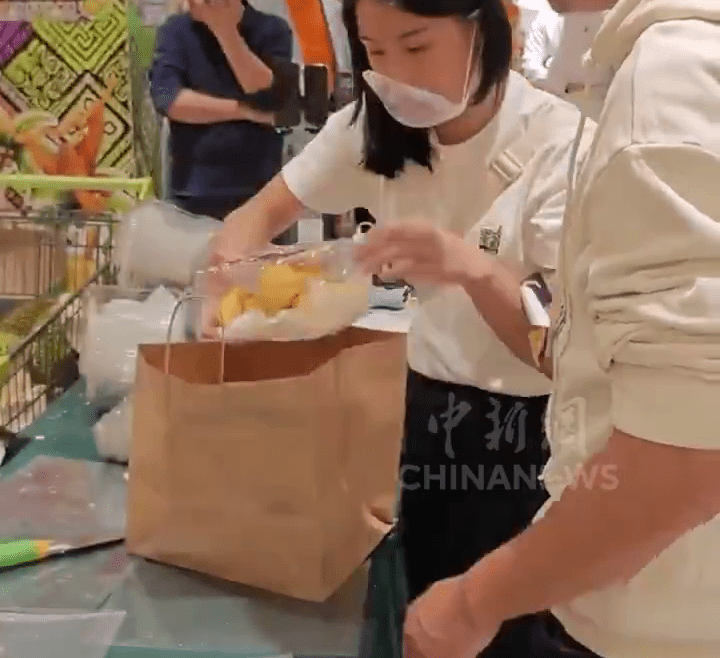 海南封關首日,居民排長隊購首批榴槤,售貨員忙得不可開交。 中新網 海南封關首日,居民排長隊購首批榴槤,售貨員忙得不可開交。 中新網