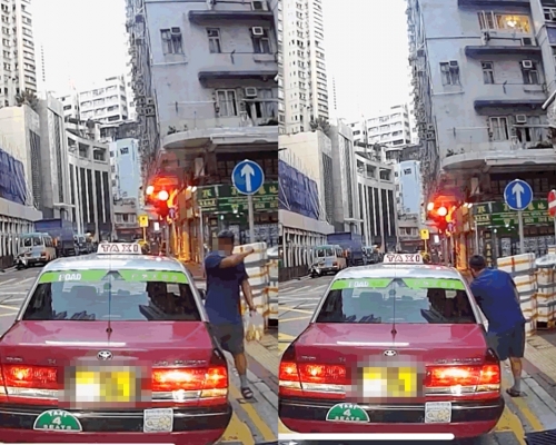 的哥停車買麵包發現車門反鎖無拎車匙,最後果斷爆窗開門。影片截圖