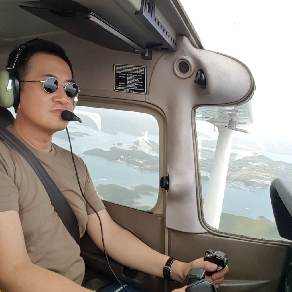 鄧梓峰亦有駕駛飛機的經驗，在2000年考獲小型飛機駕駛執照，擁有逾1000小時飛行經驗，是香港飛行協會會員及香港航空青年團上尉。