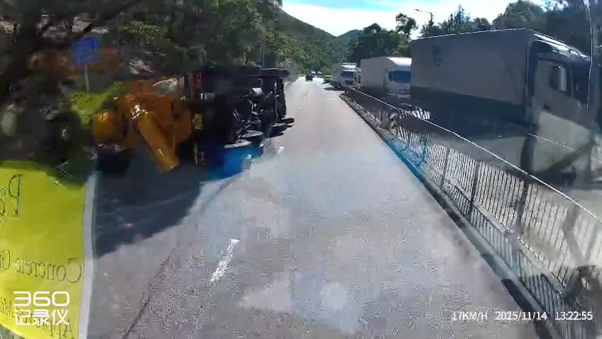 地上有漏油痕跡。網上片段截圖