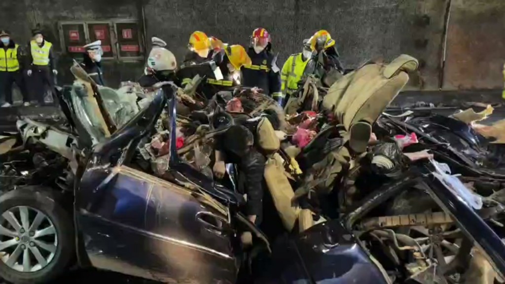 私家車被撞成廢鐵。網圖