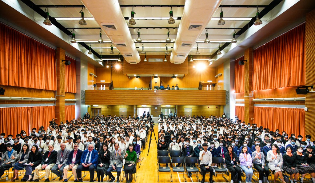 4名邵逸夫奖得奖者到访了香港青年协会李兆基书院，与逾400名来自新界西的中学生交流。