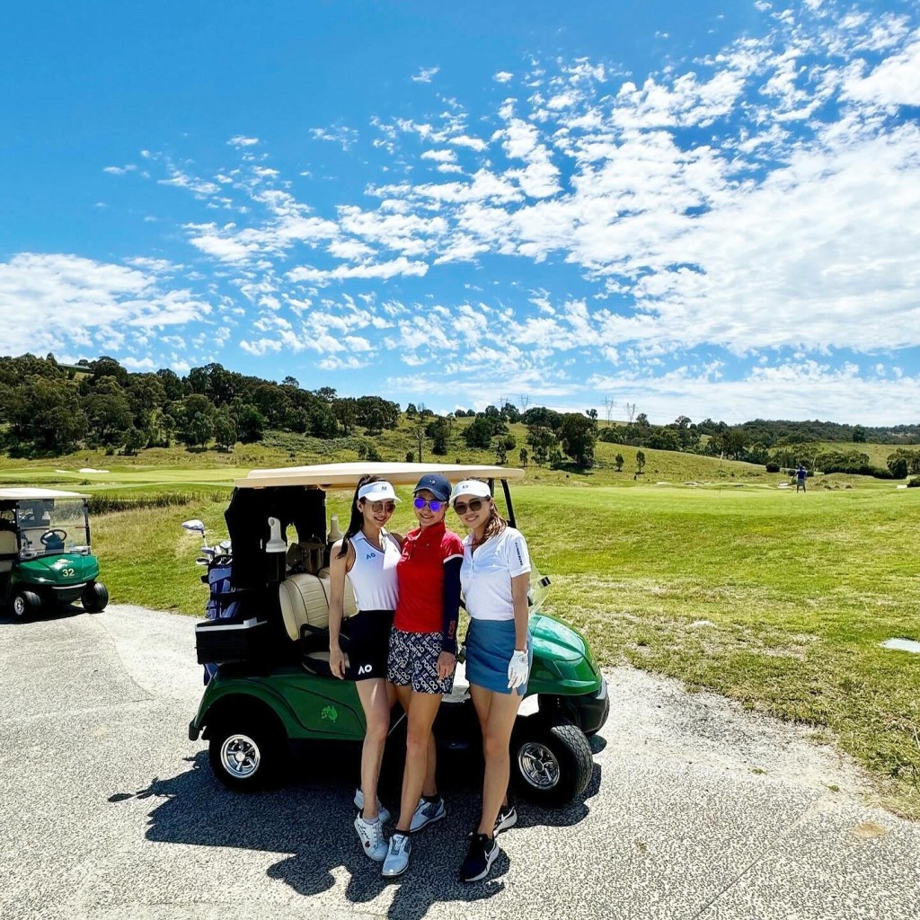 另一日，陳靜Dada（左）與李思雅（中）到當地高爾夫球場打Golf。