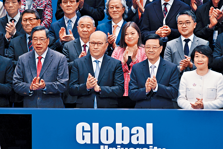 鄭雁雄（前排左二）出席大學校長高峰論壇時表示，期望藉論壇深化香港高校與世界高等教育界的溝通聯繫。