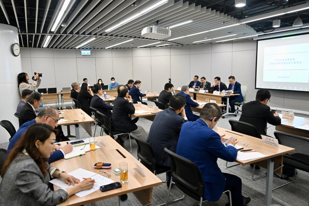特首政策组在4月月10日举办两会座谈会，林家礼有出席。特首政策组网页