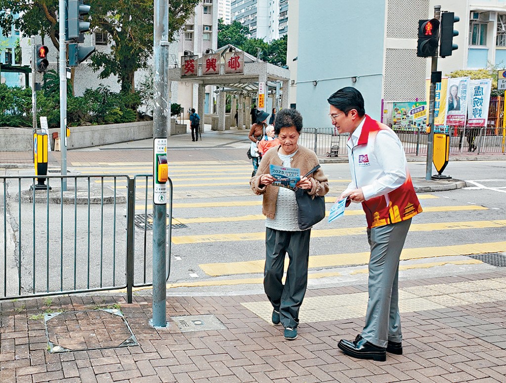 李家誠親身落區派發傳單。