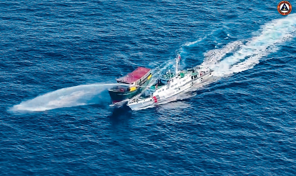 中菲船隻在仁愛礁海域發生擦撞。
