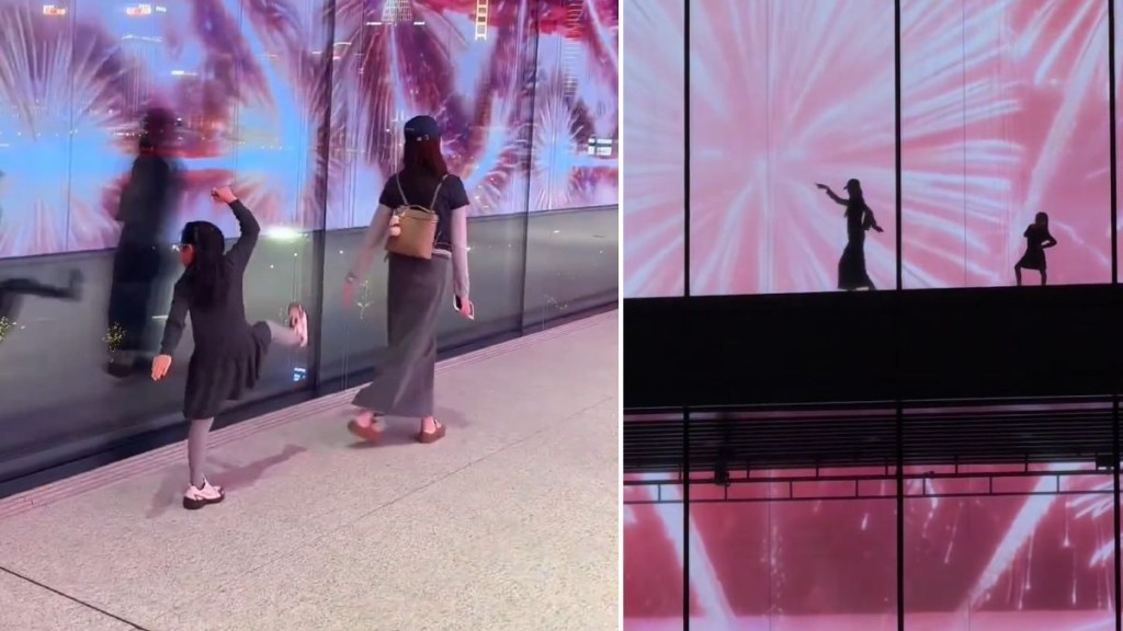 母女旅遊上海浦東美術館期間，在幕牆後忘情跳剪影舞。微博@小慫包