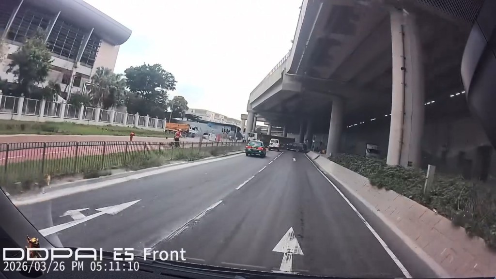 私家車沿龍門路高速行駛，其間在燈位撞向一輛中型貨車。fb「交通意外求片區」Steve Yeung片段截圖