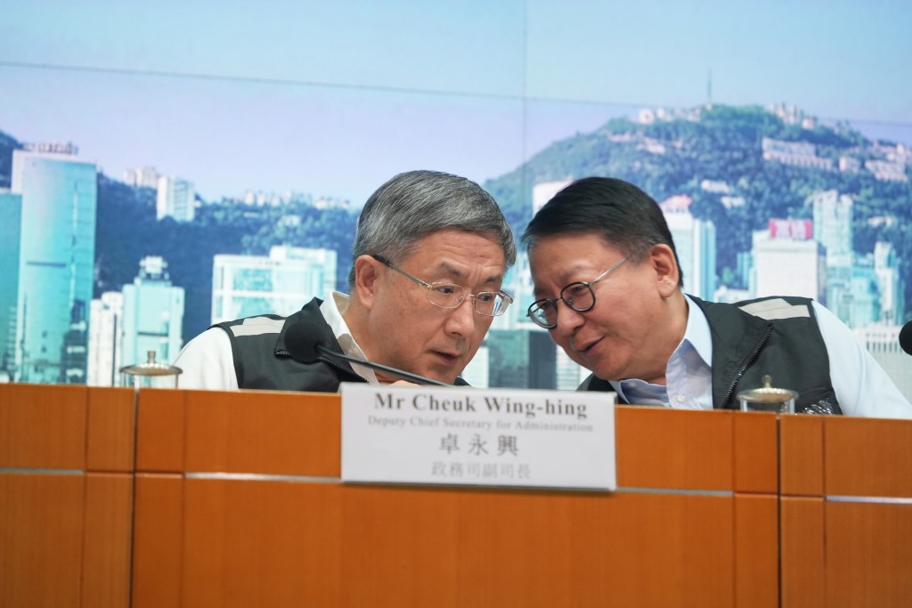 政务司司长陈国基（右）与政务司副司长卓永兴（左）。吴艳玲摄