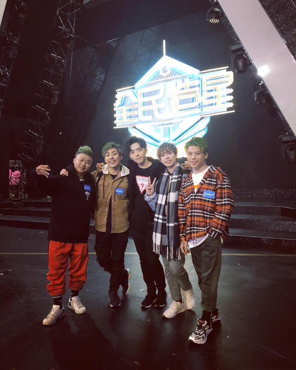 麥兆恒(左二)與《全民造星II》參賽者於舞台上記念合照。 麥兆恒(左二)與《全民造星II》參賽者於舞台上記念合照。