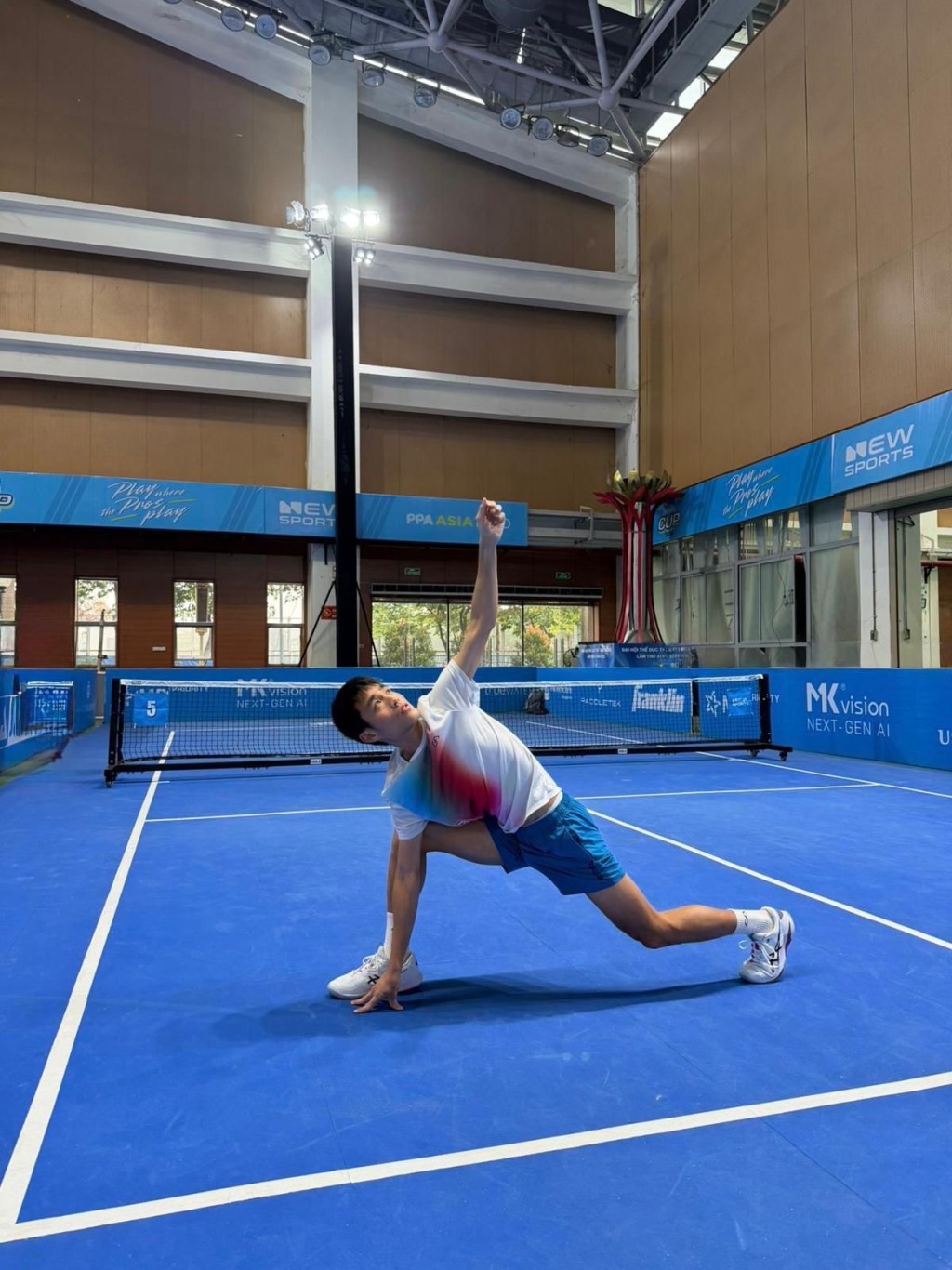 现役香港职业匹克球运动员王康杰认为，匹克球手经常维持半蹲位置，对腰部构成一定的压力，他建议多做腰部拉伸的热身，避免腰患。（钟惠文博士提供）