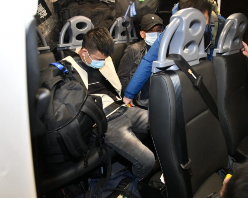 警方拘捕四名賊人。