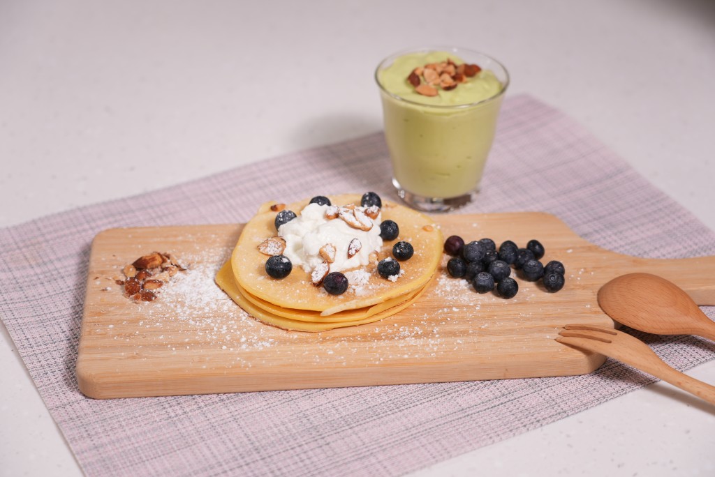 藍莓班戟配牛油果奶昔做法簡單，而且美味和有飽腹感。