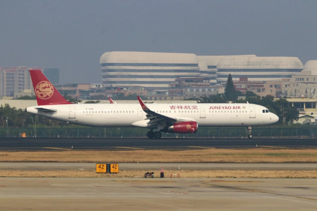 重慶日前有吉祥航空的飛機發生重著陸事件。小紅書@長頸鹿的攝影屋 